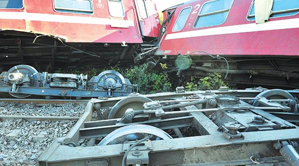 record sumbru un tren deraiat pe luna