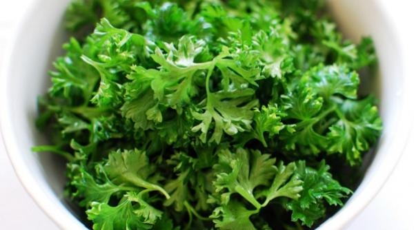 10 1 motive ca sa mananci patrunjel verde la fiecare masa