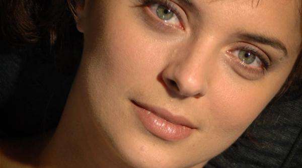 am invatat instantaneu sa disimulez realitatea alina nedelea vorbeste despre cartea sa de debut