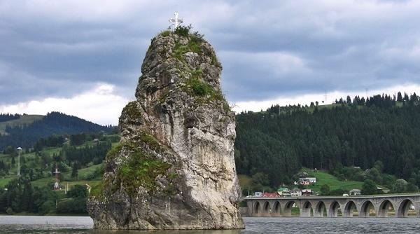 locuri infricosatoare din romania piatra care umbla noaptea si pe langa care oamenii trec scuipandu si in san
