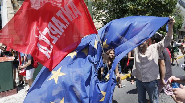 leul tot mai insensibil la criza din grecia