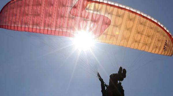 o femeie a cazut cu parapanta in muntii fagaras a supravietuit dar e in stare grava