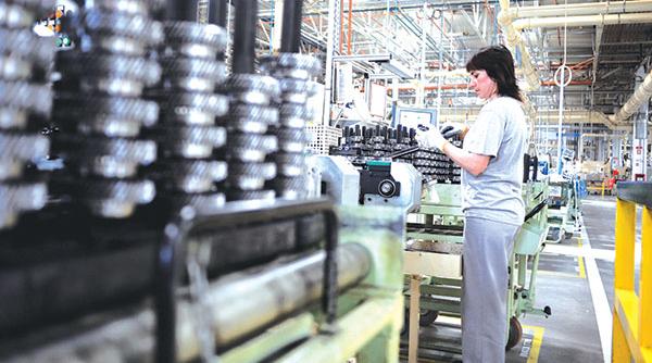 privat versus stat unde se fac angajari in 2015