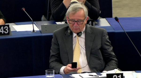 ce raspuns a avut jean claude juncker in urma acuzatiilor ca sta prea mult pe telefonul mobil