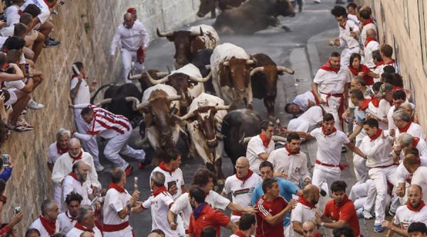 inca cinci barbati raniti in timpul festivalului de la pamplona