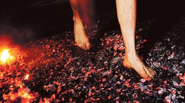 mersul pe carbuni incinsi te ajuta sa afli mai multe despre tine