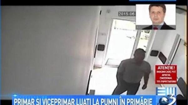 primar si viceprimar batuti chiar in sediul institutiei video