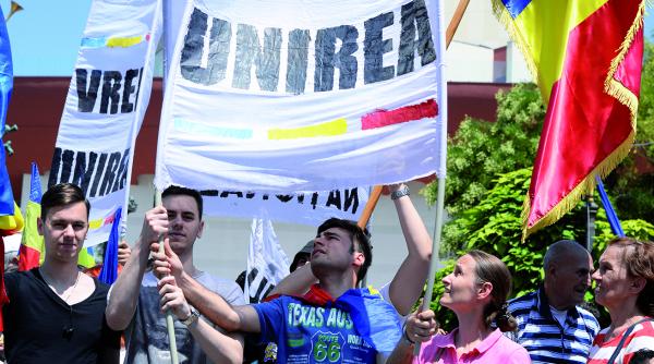 tinerii basarabeni au venit la bucuresti sa ceara unirea