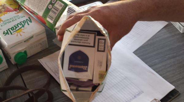 prinsa cu tigarile de contrabanda in chiloti