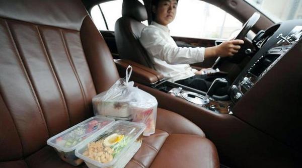 un milionar chinez livreaza pizza cu un rolls royce phantom