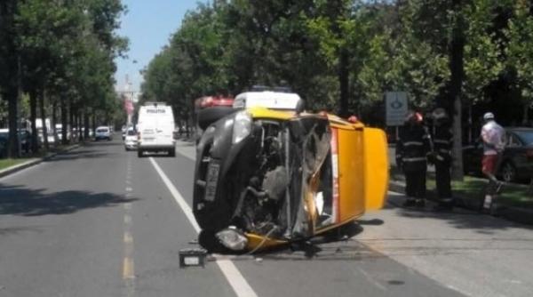 accident spectaculos in bucuresti un taxi s a rasturnat langa muzeul satului