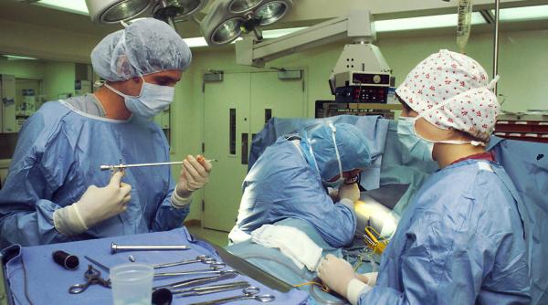 interventie chirurgicala in premiera la timisoara prima operatie cu un robot ultraperformant