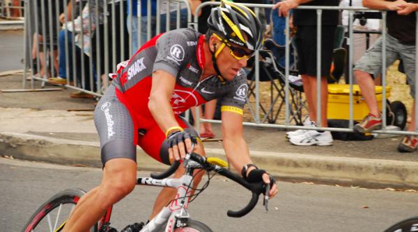 lance armstrong pedaleaza in turul frantei pentru o asociatie caritabila