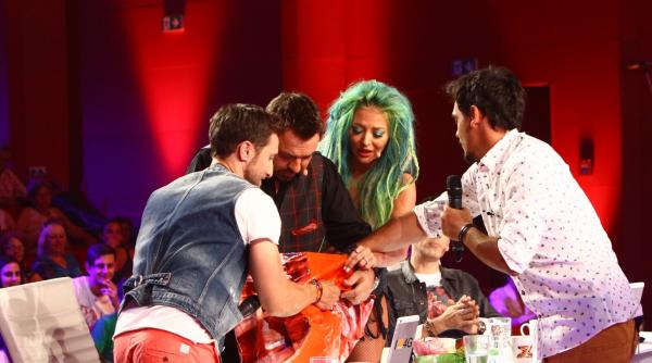 o sacosa plina cu bomboane pentru juratii x factor