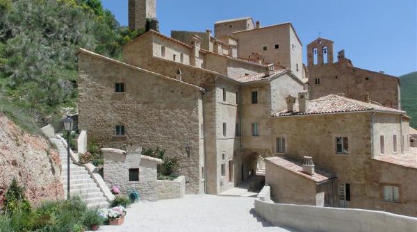 un intreg satuc din italia este de vanzare cat costa