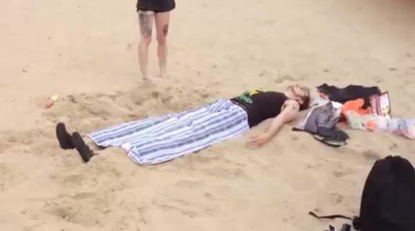 un barbat se odihnea pe o plaja dar s a intamplat ceva ciudat video viral