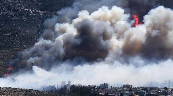 politia din atena a arestat doi barbati suspectati pentru declansarea incendiilor de vineri