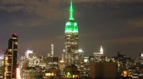 spectaculos empire state building luminat in verde