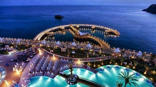 turcia se plange ca are prea multe hoteluri de lux