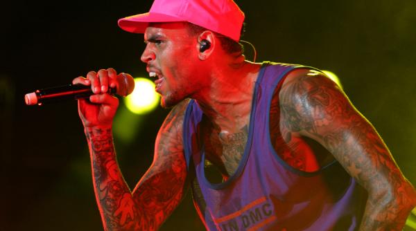 cantaretului r b chris brown nu are voie sa plece din filipine