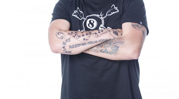 cu ce tatuaje defileaza concurentii de la splash stelute cruci coroane scorpioni flori exotice