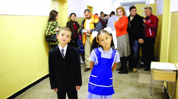 surpriza pentru elevi revine uniforma scolara