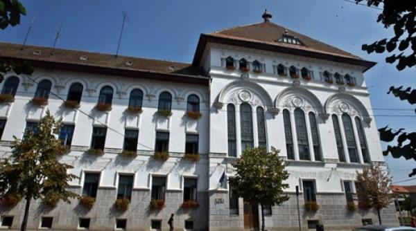 un barbat amenintat ca isi da foc in fata orimariei din timisoara