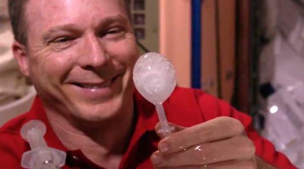 ce se intampla cand dizolvi o tableta efervescenta cand gravitatia este zero