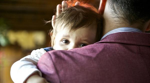 din ce in ce mai multi barbati isi cresc singuri copii