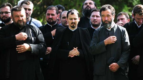 credinciosii ortodocsi praznuiesc scoaterea sfintei cruci