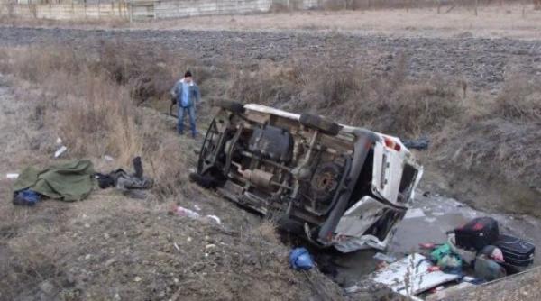 microbuz rasturnat pe dn1 in judetul sibiu patru oameni au fost raniti