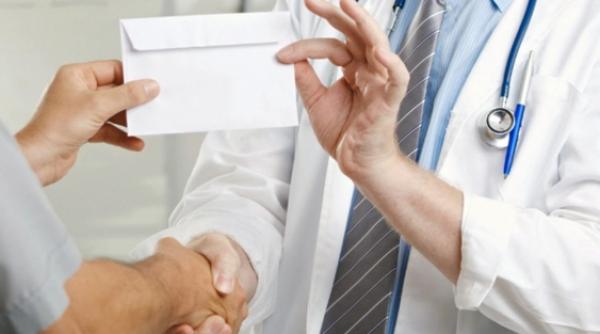 la ordinea zilei plicul pentru doctor poate aduce 10 ani de inchisoare