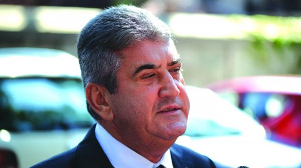 oprea isi ofera serviciile de mediator intre partide