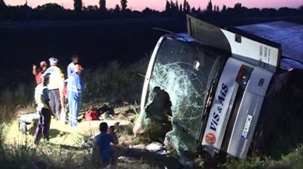 un autocar cu 53 de persoane s a rasturnat pe a2 o minora si o femeie au murit