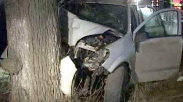 accident grav la valcea a intrat cu audi intr un copac trei persoane in stare grava la spital