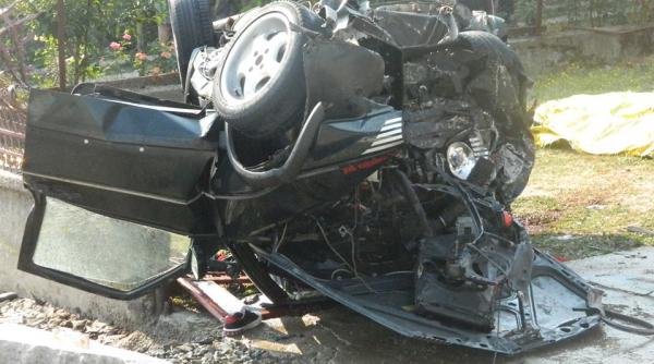 accident teribil in satu mare masina strivita de un gard cadavrele imprastiate pe sosea
