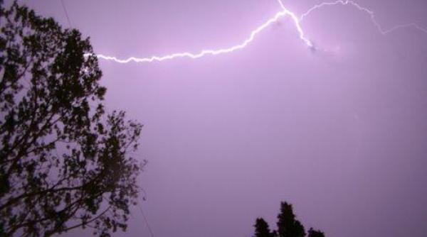 cod galben de ploi si vijelii in 32 de judete si bucuresti pana marti noapte