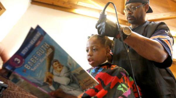 intr o frizerie din sua copii se pot tunde gratuit insa trebuie sa indeplineasca o conditie