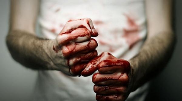 batran ucis in bataie de fiul sau si atarnat de gard