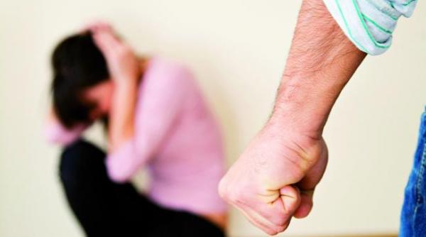 un baietel de doi ani si mama sa insarcinata batuti de concubinul femeii