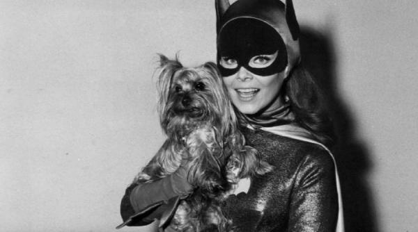 a murit actrita care a intrepretat prima oara rolul batgirl