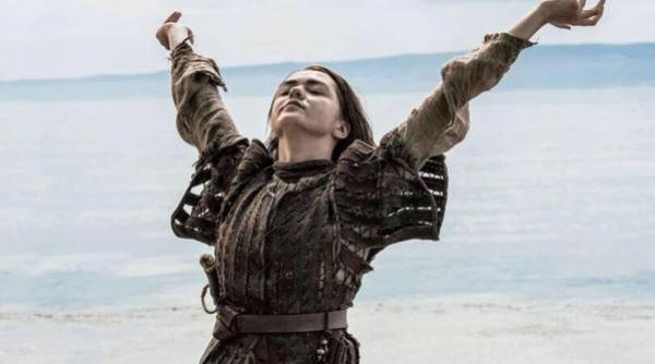 actrita personajului arya stark din game of thrones a filmat prima sa scena de sex