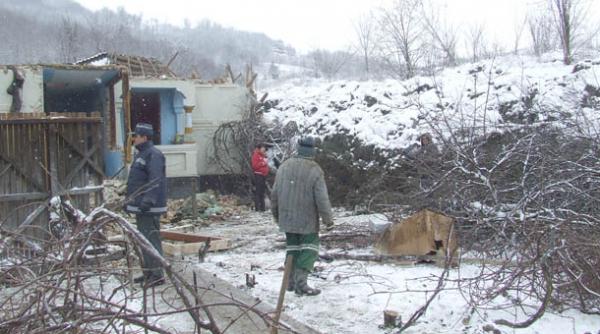 revoltator dupa un an de la o alunecare de teren peste 70 de familii sunt inca izolate