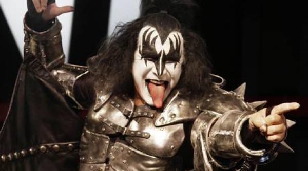 locuinta lui gene simmons vocalistul trupei kiss perchezitionata intr o ancheta ce vizeaza pornografia infantila