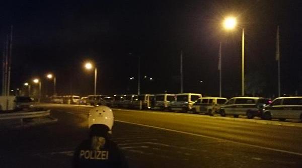 ciocniri violente intre militanti de extrema dreapta si politisti in fata unui centru pentru refugiati din germania