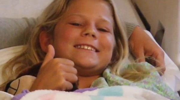 gest eroic al unei fetite muscate de un rechin de ce s a intors in apa