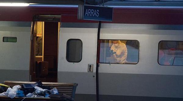 obama ii felicita pe militarii americani care au imobilizat un terorist dintr un tren francez