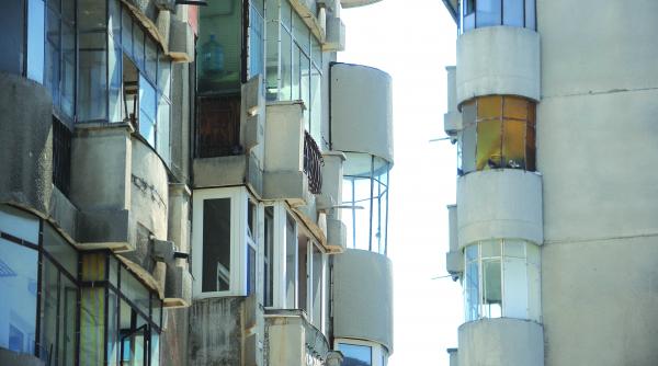 bancile dau afara din casa 10 000 de datornici