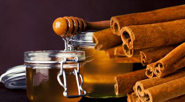 combinatie miraculoasa consumati miere si scortisoara in fiecare zi si veti observa