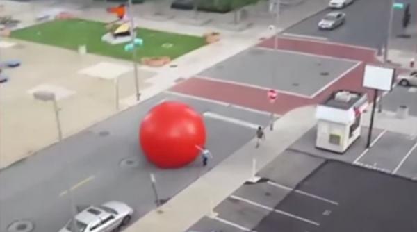 o minge rosie uriasa